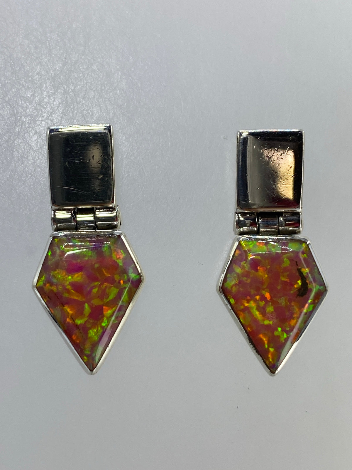 Par de aretes de plata 950 con ópalo de fuego multicolor, forma de gota facetada