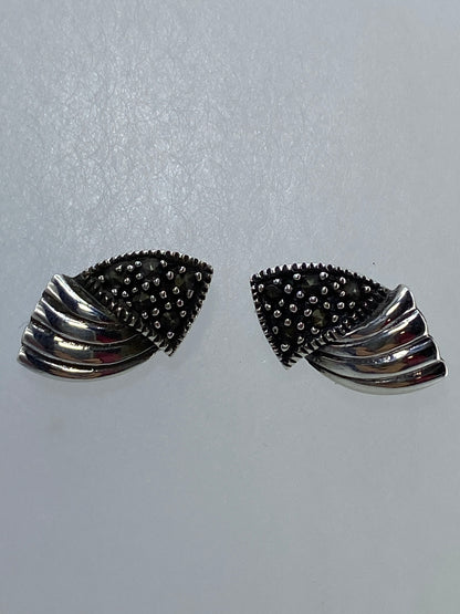 Par de aretes de plata 925 en repujado, diseño escultural con texturas en relieve, vista frontal