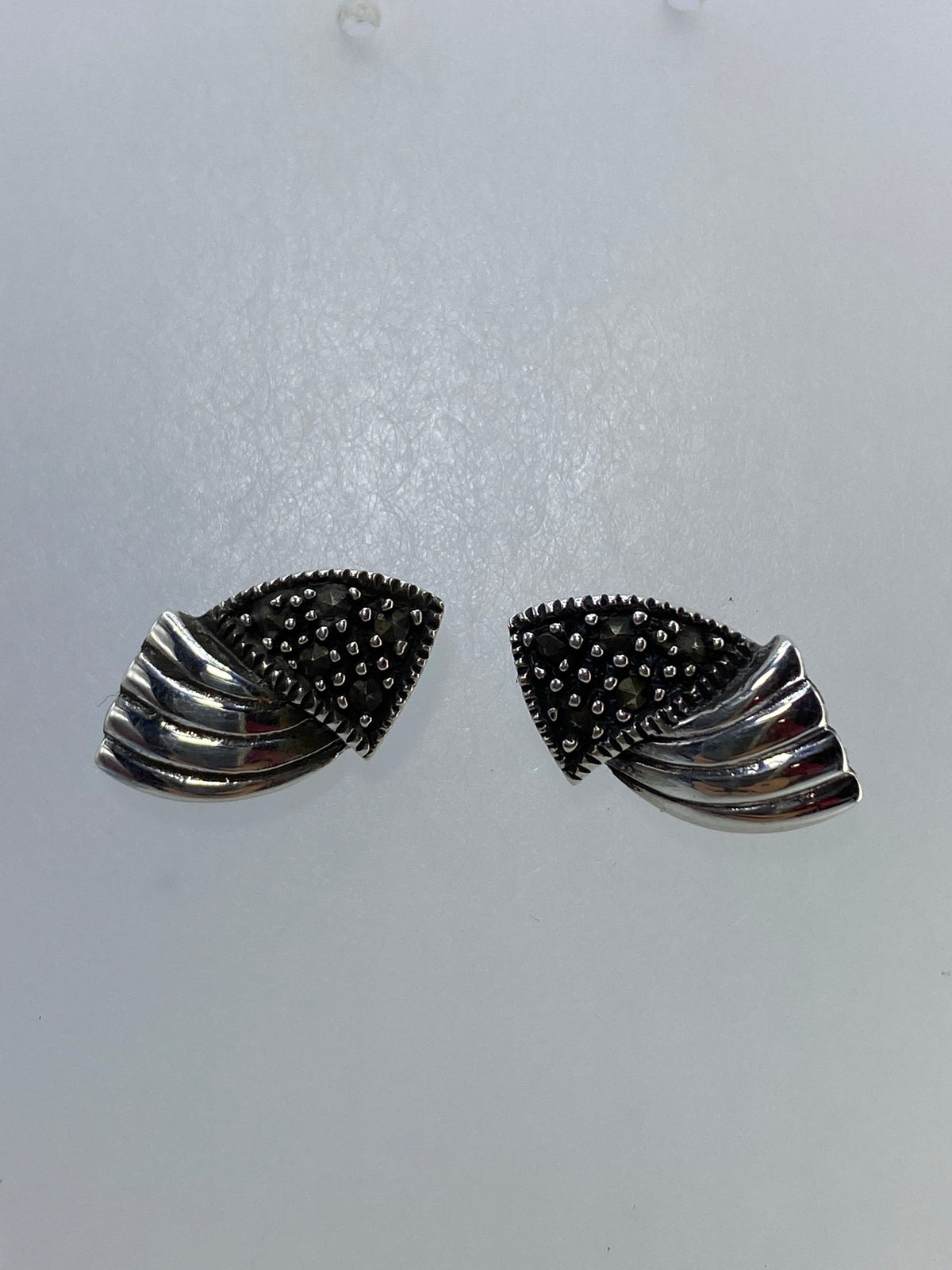 Detalle de los relieves martillados en los aretes repujados de Taxco