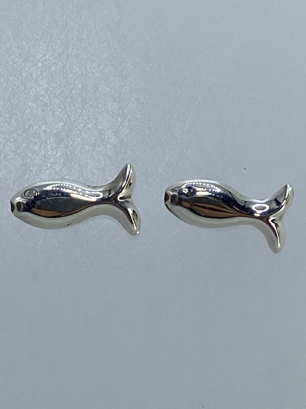 Par de aretes de plata con diseño de pez en cartoneado de Taxco