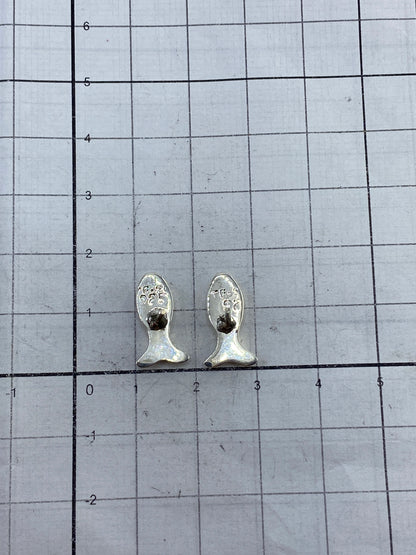 Aretes sobre fondo neutro mostrando el Quinto 925 en la base