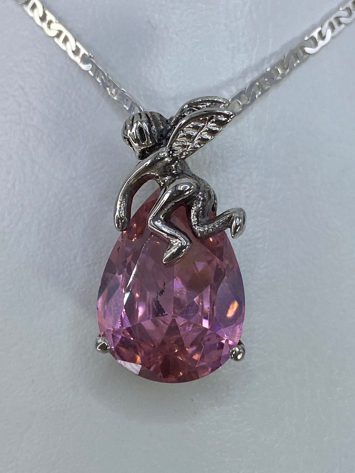 Dije ángel de plata 925 con circonia rosa, alas en relieve, colgando de cadena de eslabón