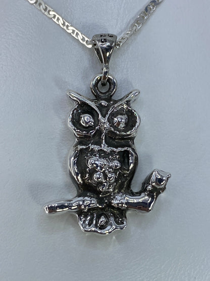 Dije búho de plata 925 en cartoneado, 3.8 cm de largo, visto de frente con ojos grandes