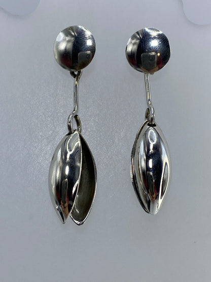 Aretes de plata óvalo puestos, vista frontal minimalista