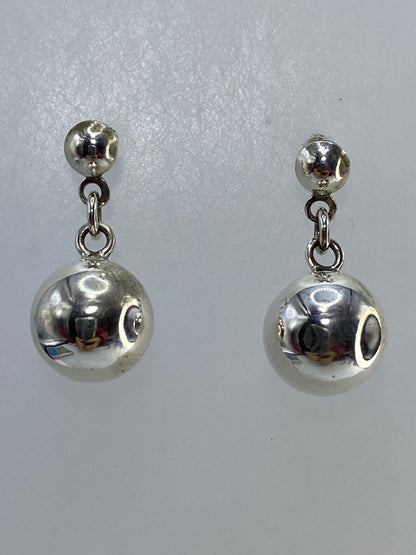 Aretes de plata cartoneado con forma esférica, vista frontal del par