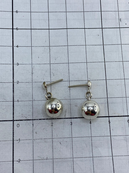 Aretes sobre fondo blanco con cierre de poste plateado visible