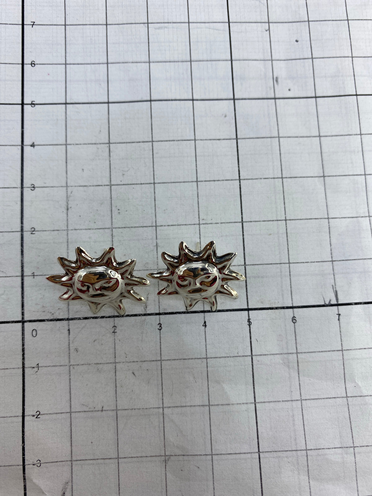 Aretes en balanza de precisión con marca del Quinto 925 visible en la parte trasera