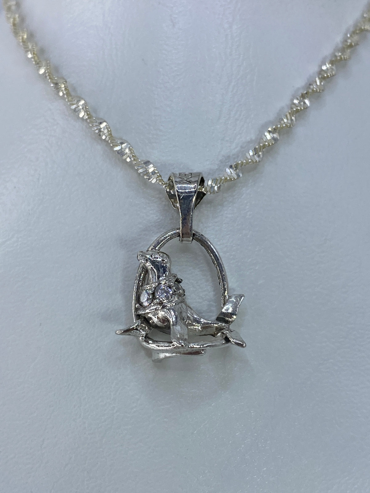 Dije de foca de plata 925 con circonia blanca engastada, colgando de una cadena