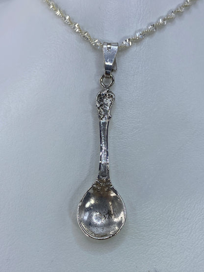 Dije de cucharilla en plata 925 con cadena de eslabones, colgando al cuello
