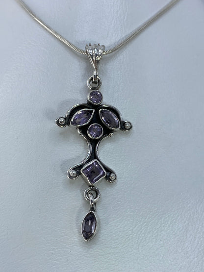 Dije de plata 925 de Taxco con circonia morada facetada, diseño geométrico con dos almendras y un cuadrado central