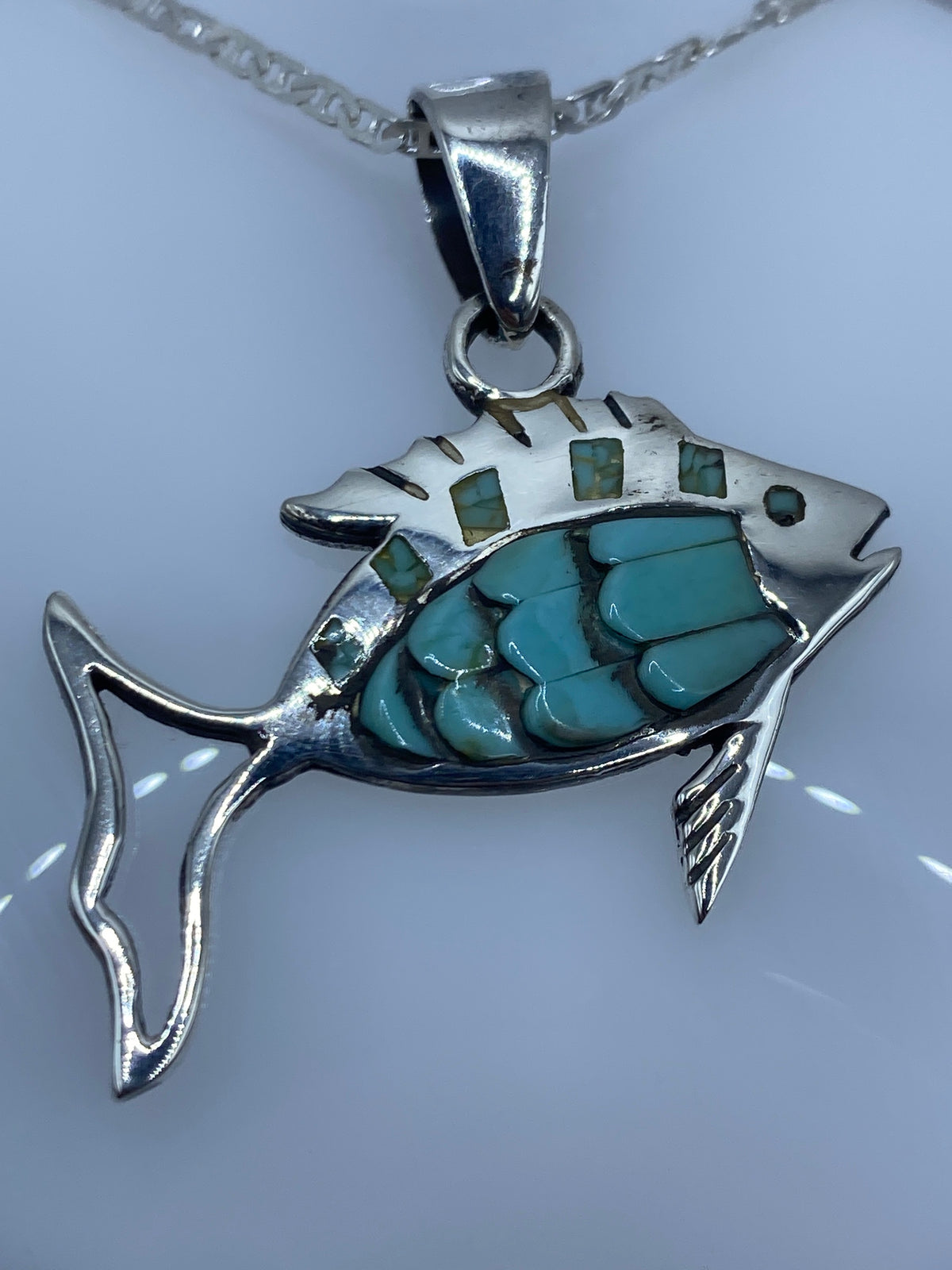 Detalle del engaste artesanal de la piedra en la plata 950, con acabado pulido