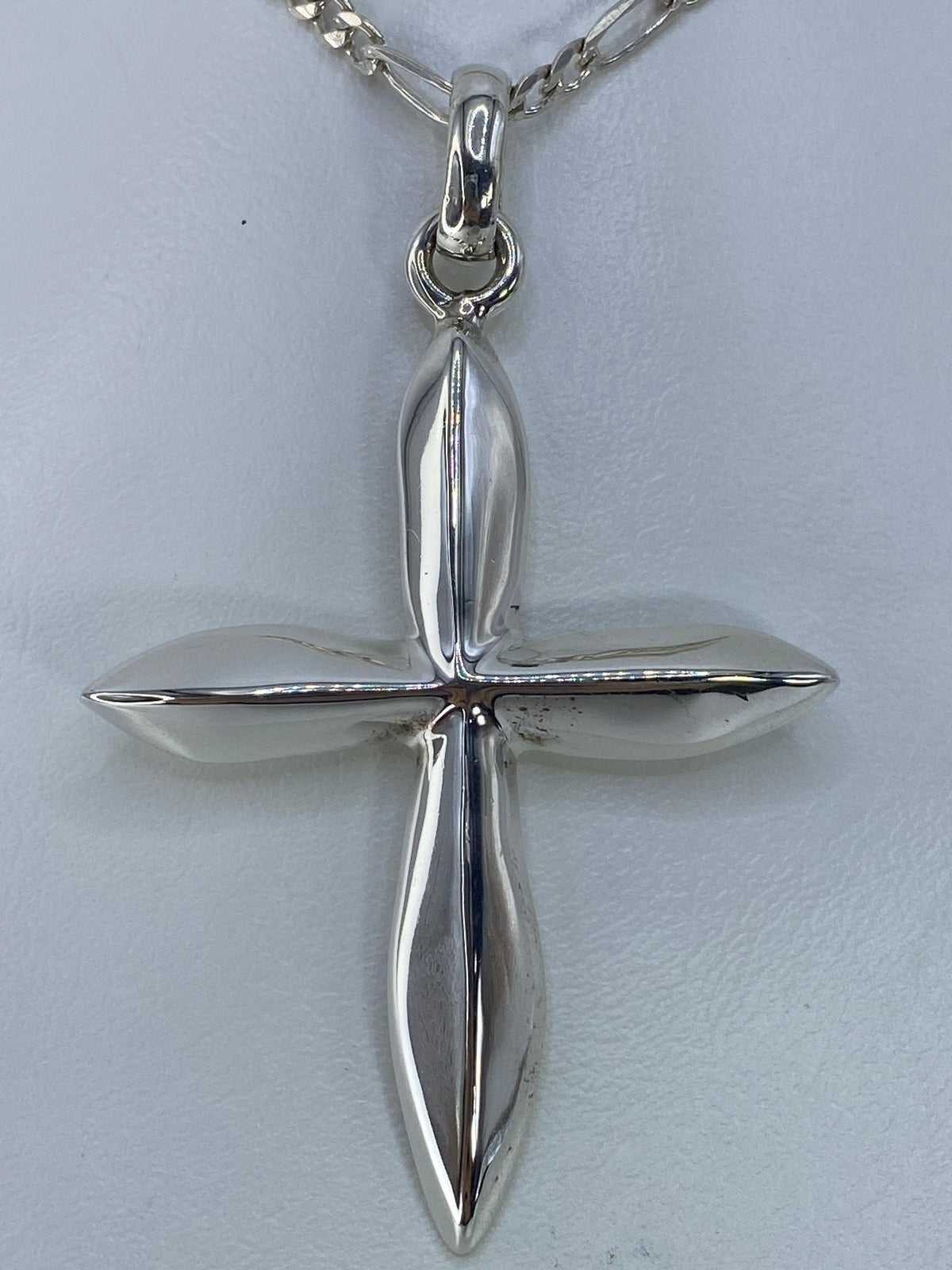 Dije cruz en escala con regla: 6.3 cm de largo × 4.1 cm de ancho