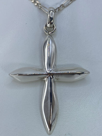 Dije cruz en escala con regla: 6.3 cm de largo × 4.1 cm de ancho