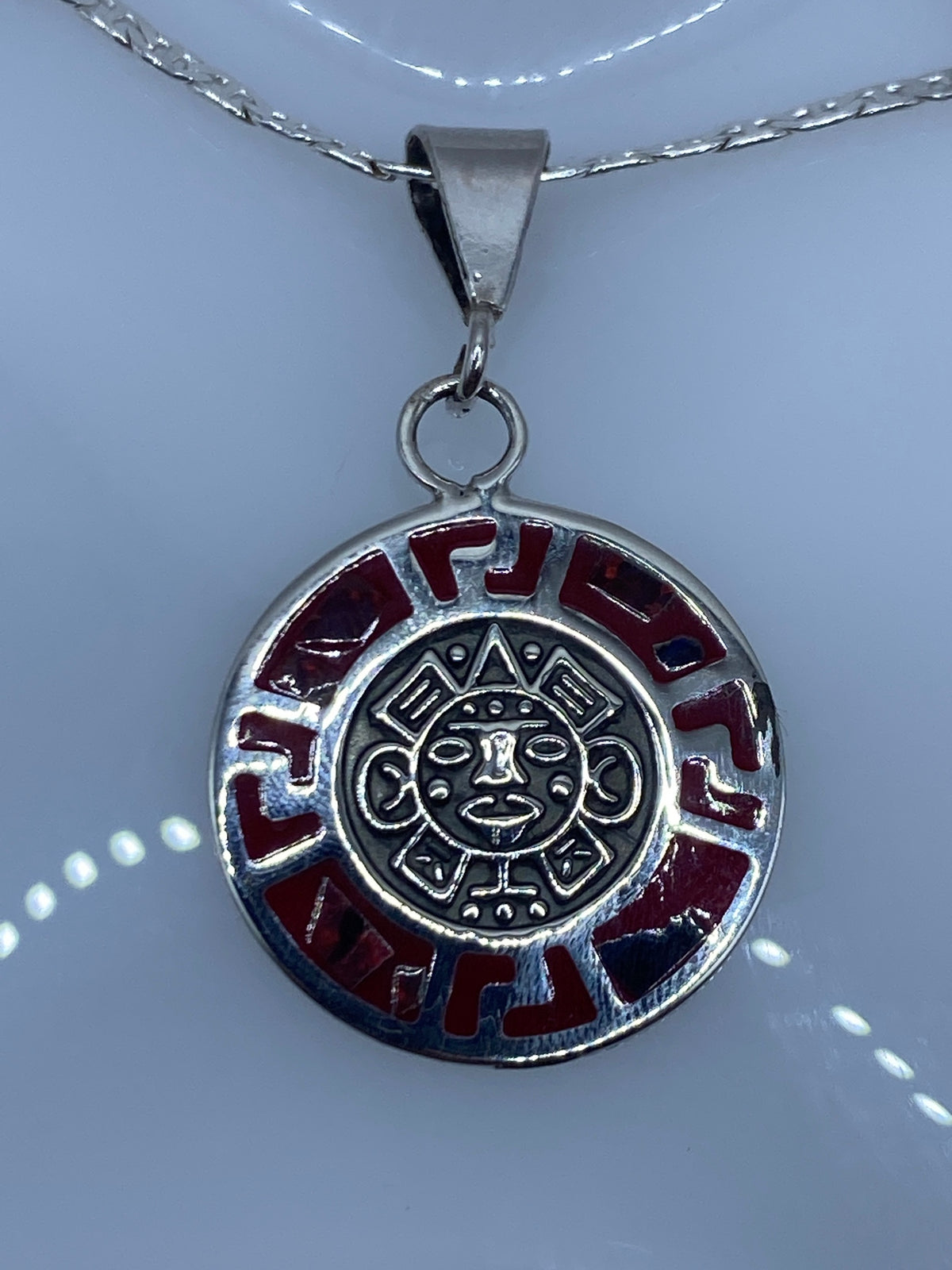 Dije Calendario Azteca de plata 925 con ópalo de fuego rojo, colgando de cadena de plata