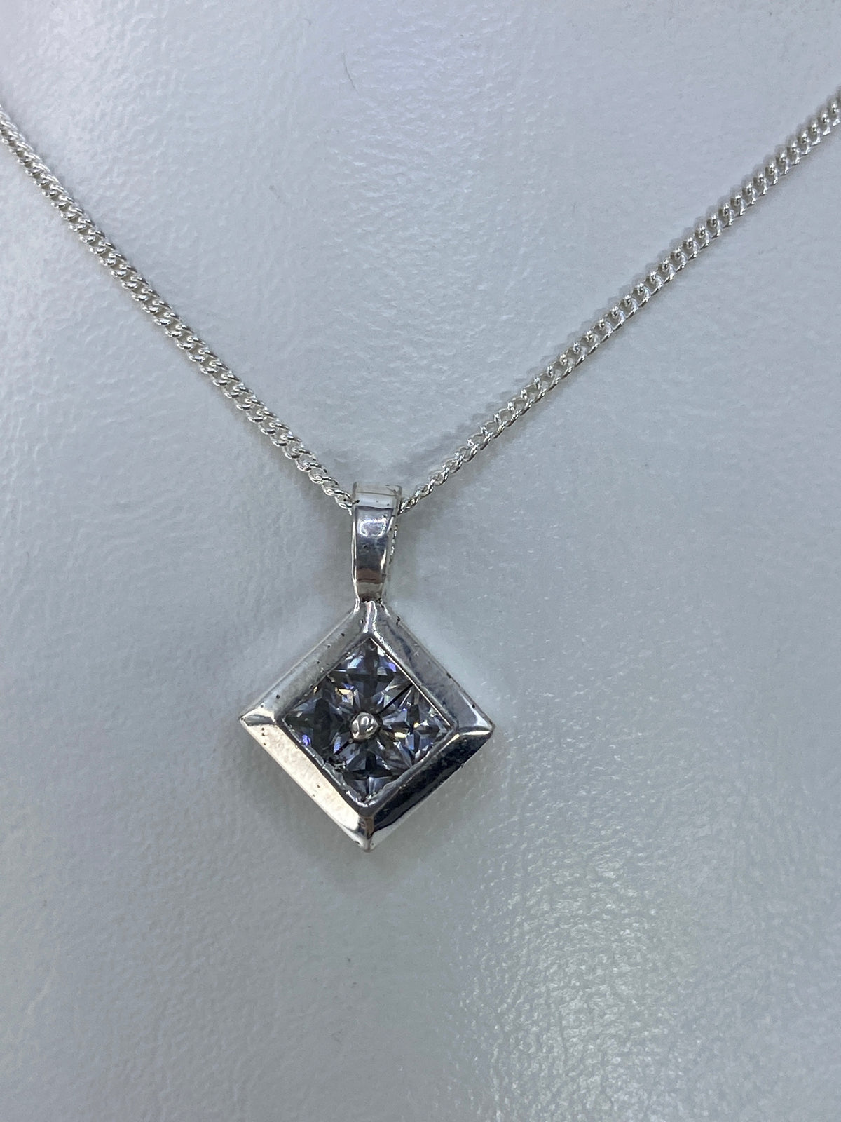 Dije cuadrado de plata 925 con circonia blanca brillante, colgado de cadena plateada