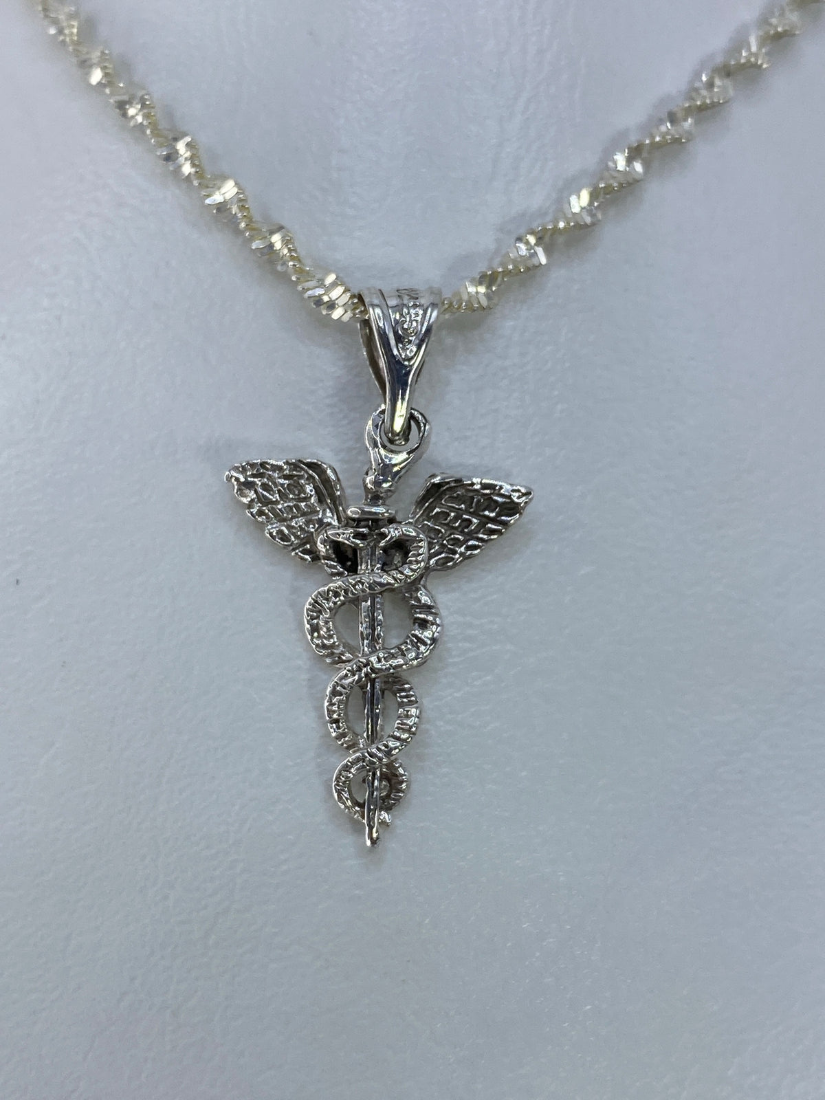 Dije caduceo médico de plata 925 en cadena brillante