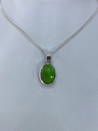 Dije de plata 925 con coral verde de 1.6 cm en cadena plateada
