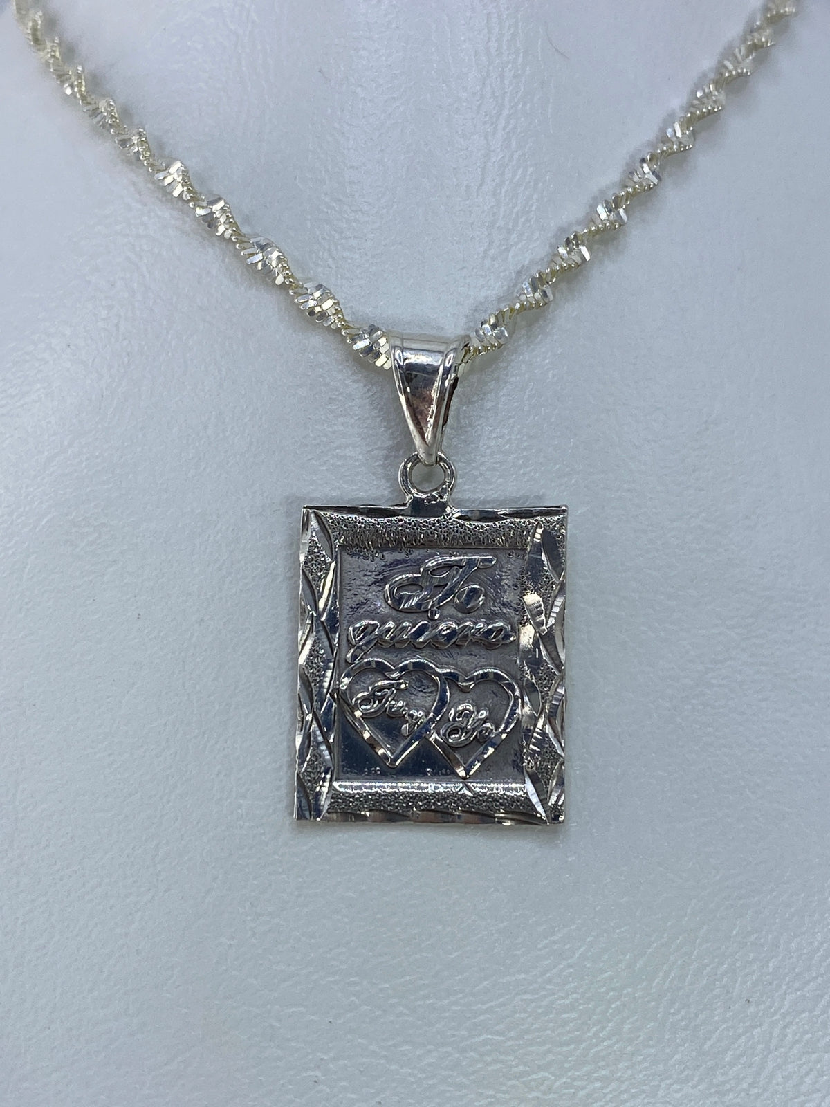 Dije de plata 925 con dos corazones y nombres grabados en relieve