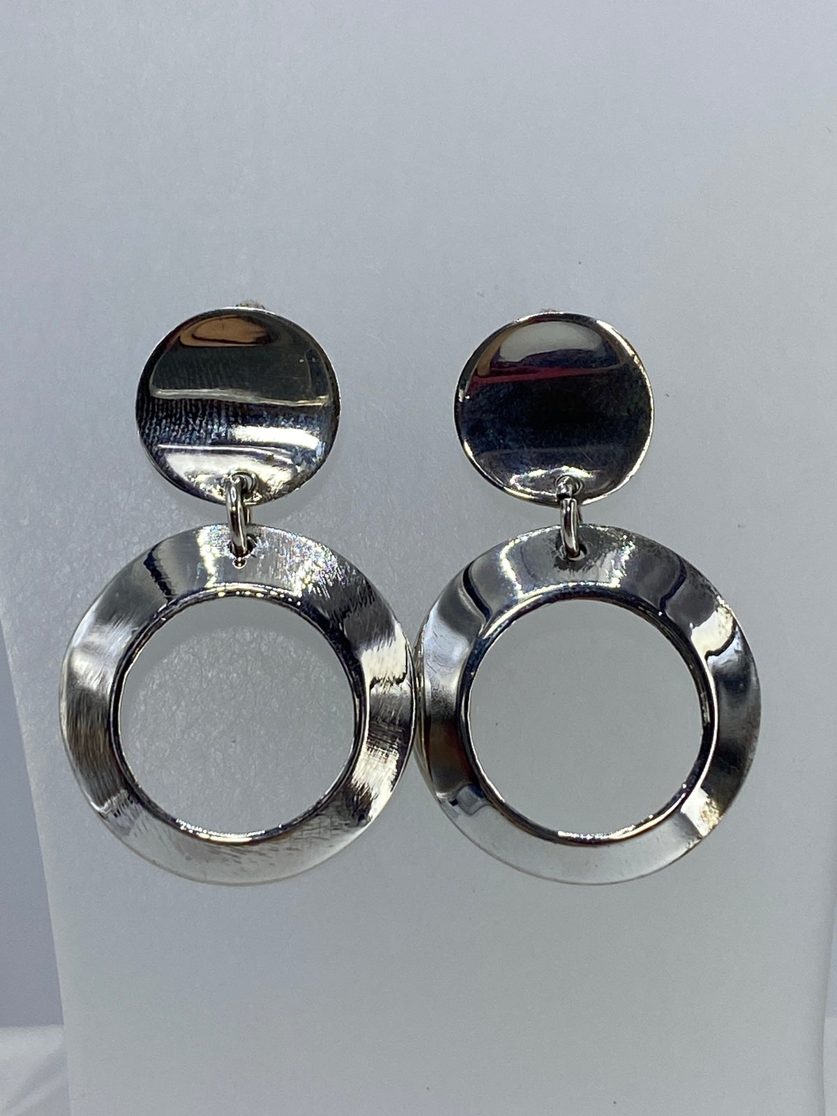 Par de aretes de plata 925 con diseño geométrico calado, colgantes con círculos