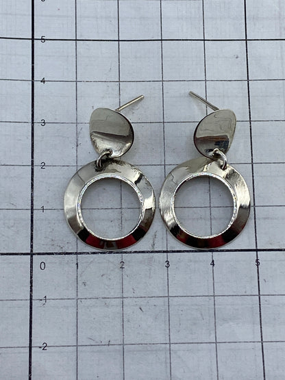 Aretes de plata con espiga, mostrando el Quinto 925 grabado