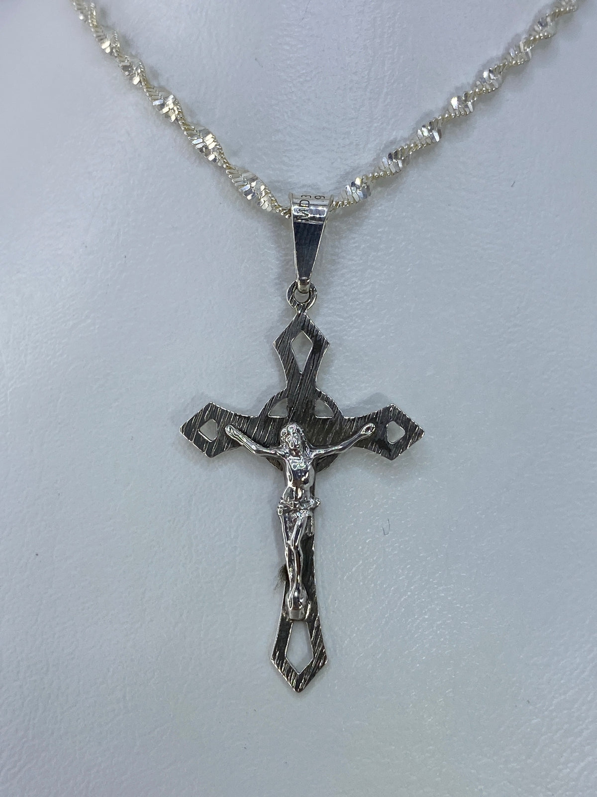 Dije crucifijo de plata 925 sobre cadena ondulada de Taxco