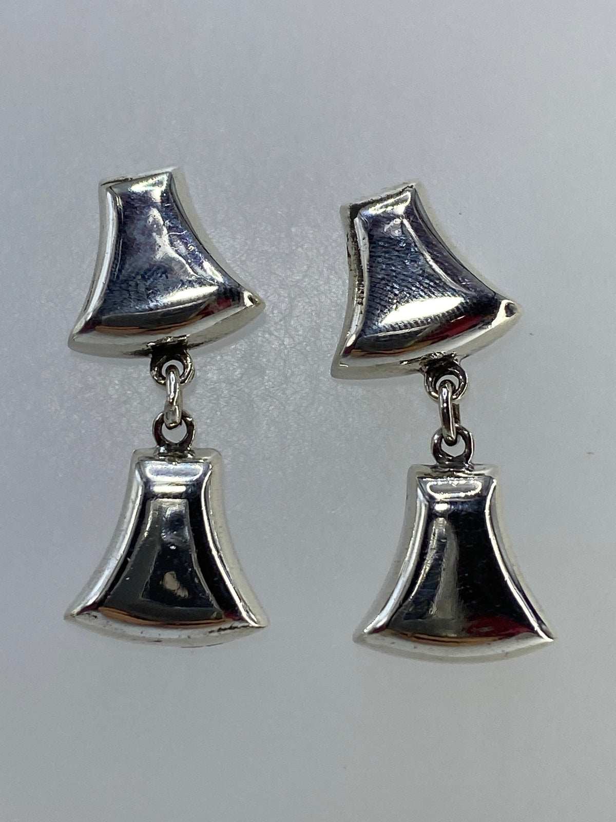 Par de aretes campana de plata 950 con cartoneado, volumen 3D, acabado pulido