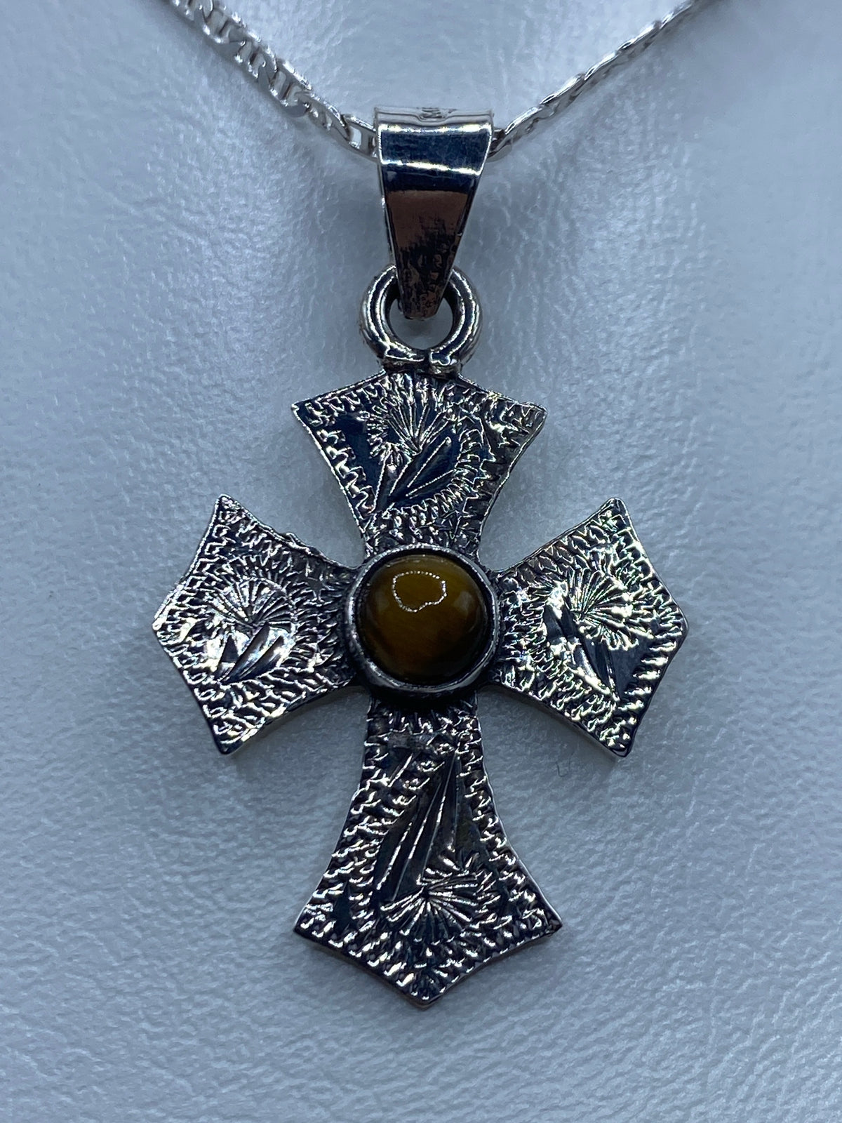 Cruz de plata de Taxco 925 con Ojo de Gato café en el centro, vista frontal
