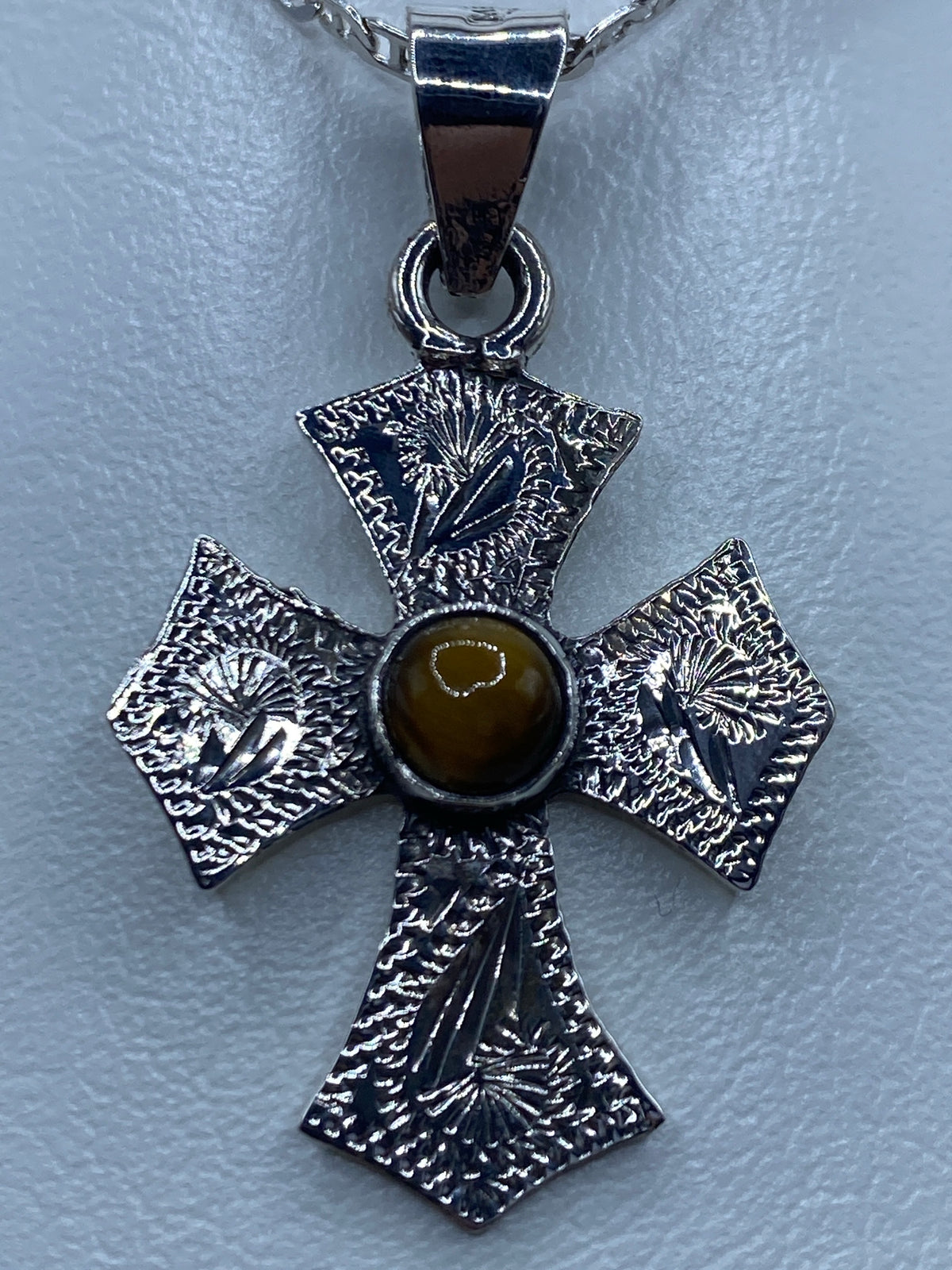 Cruz de plata con texturas labradas a mano y dije de 4 cm de largo