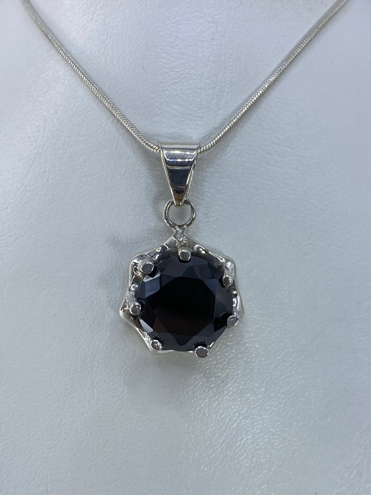Dije de plata 925 con circonia negra engastada en forma de corona, 2.8 cm