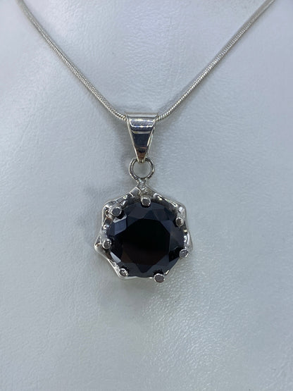 Dije de plata 925 con circonia negra engastada en forma de corona, 2.8 cm