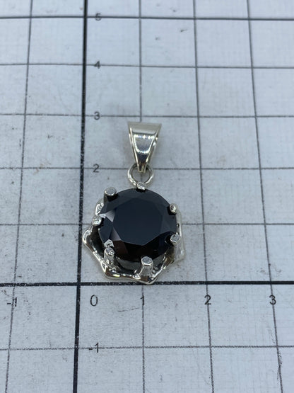 Dije sobre regla milimetrada mostrando tamaño real de 2.8 × 1.6 cm