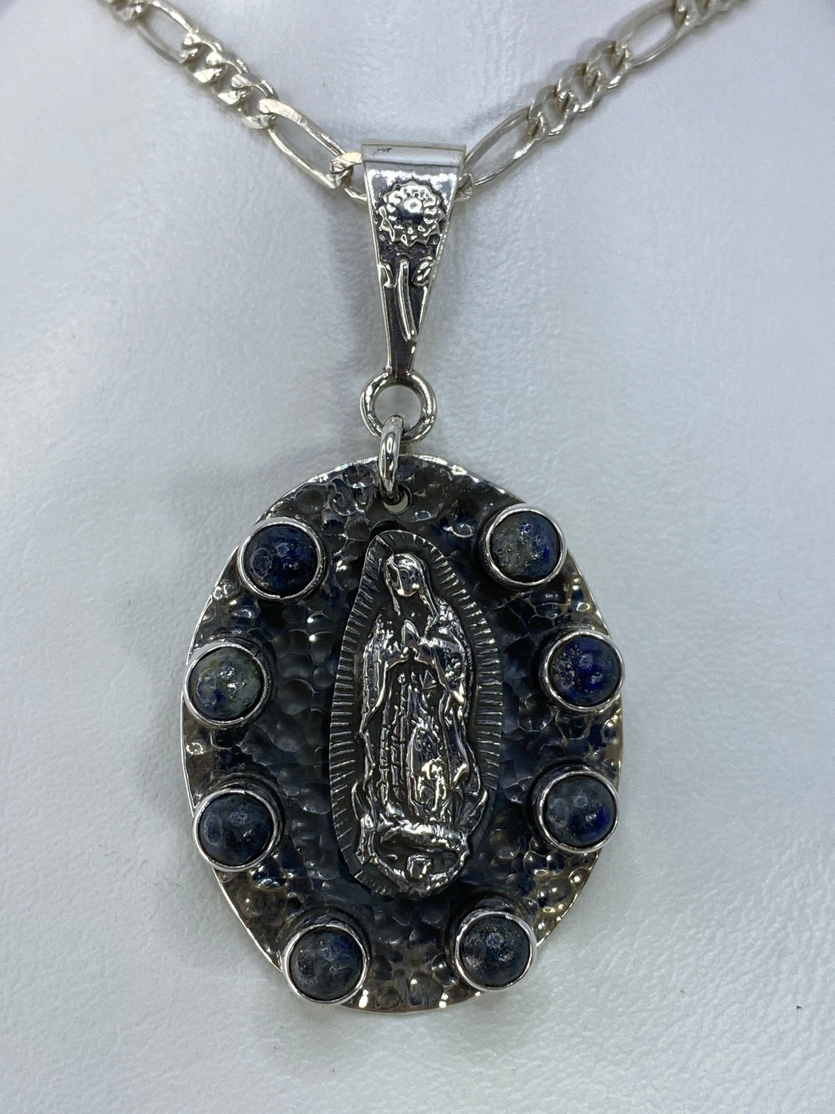 Dije Virgen de Guadalupe en plata 925 con lapislázuli azul, vista frontal mostrando la imagen central y los ocho engastes