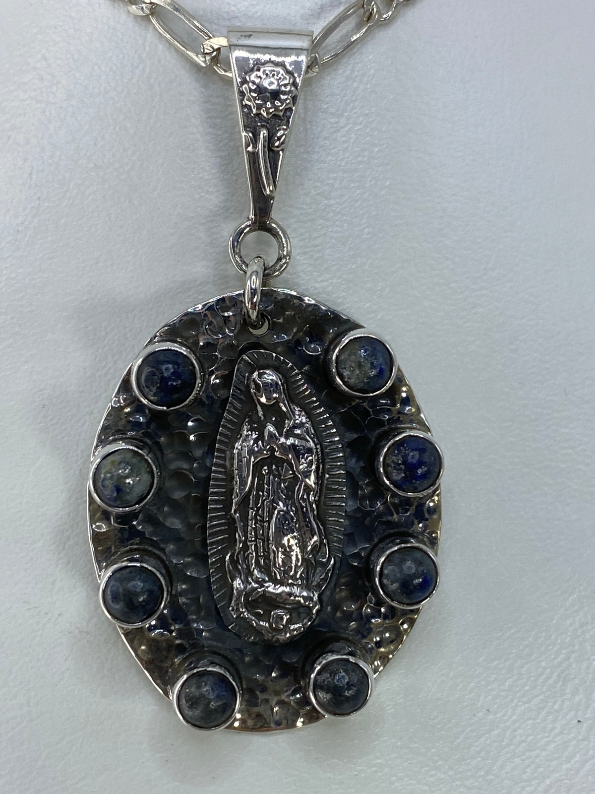 Close-up de los lapislázulis azules engastados alrededor del motivo central de la Virgen