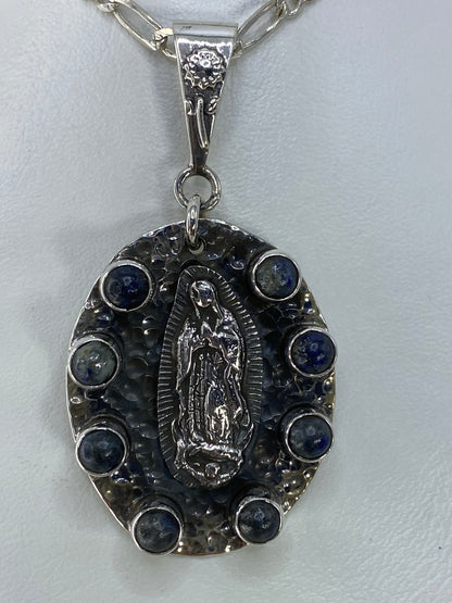 Close-up de los lapislázulis azules engastados alrededor del motivo central de la Virgen