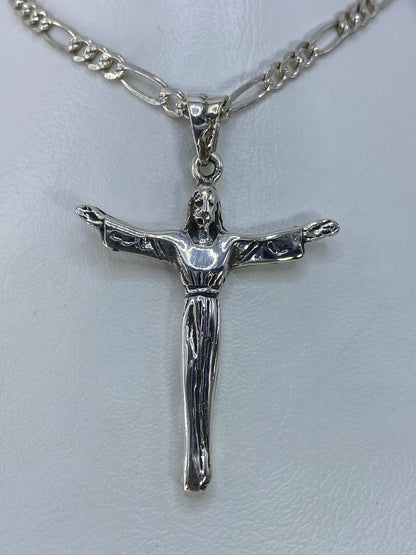 Dije crucifijo de plata 925 de Taxco colgando de cadena de eslabones figaro