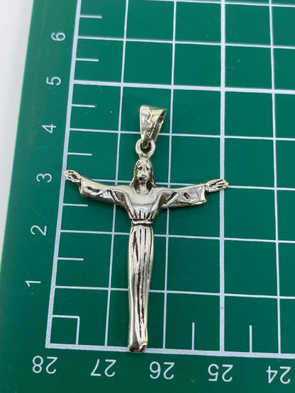 Crucifijo de 4.5 cm medido en regla — tamaño real del dije sin cadena