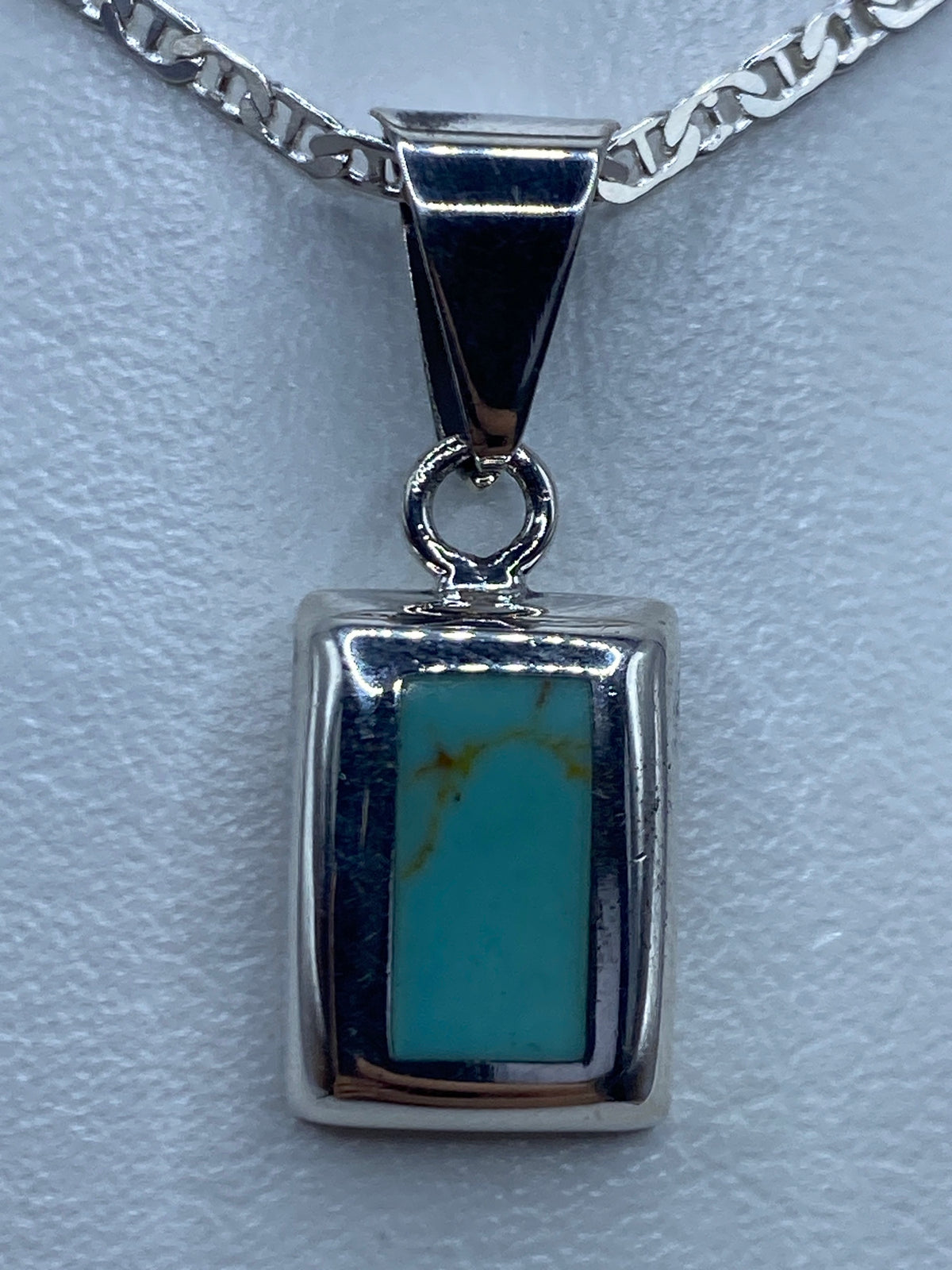Detalle de la turquesa azul cielo engastada a mano en plata