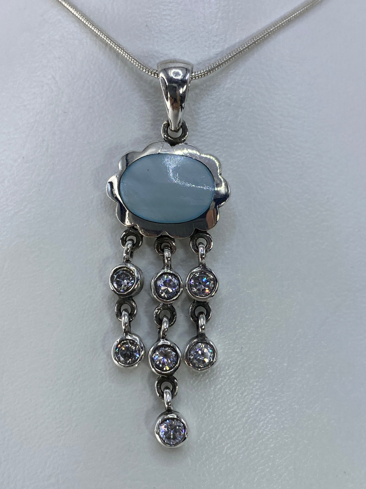 Dije de plata 925 con perla blanca y circonias engastadas, colgando de cadena plateada