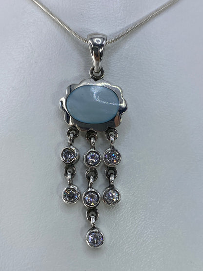 Dije de plata 925 con perla blanca y circonias engastadas, colgando de cadena plateada