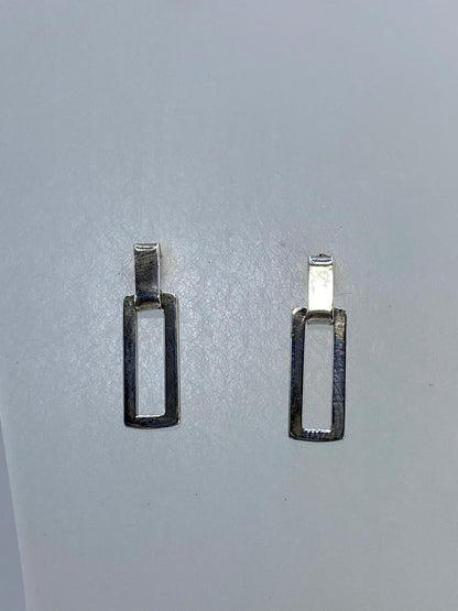 Par de aretes minimalistas de plata con arco abierto cortado a mano