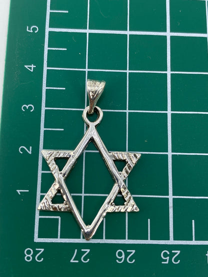 Dije Estrella de David sobre fondo gris mostrando las proporciones y el acabado