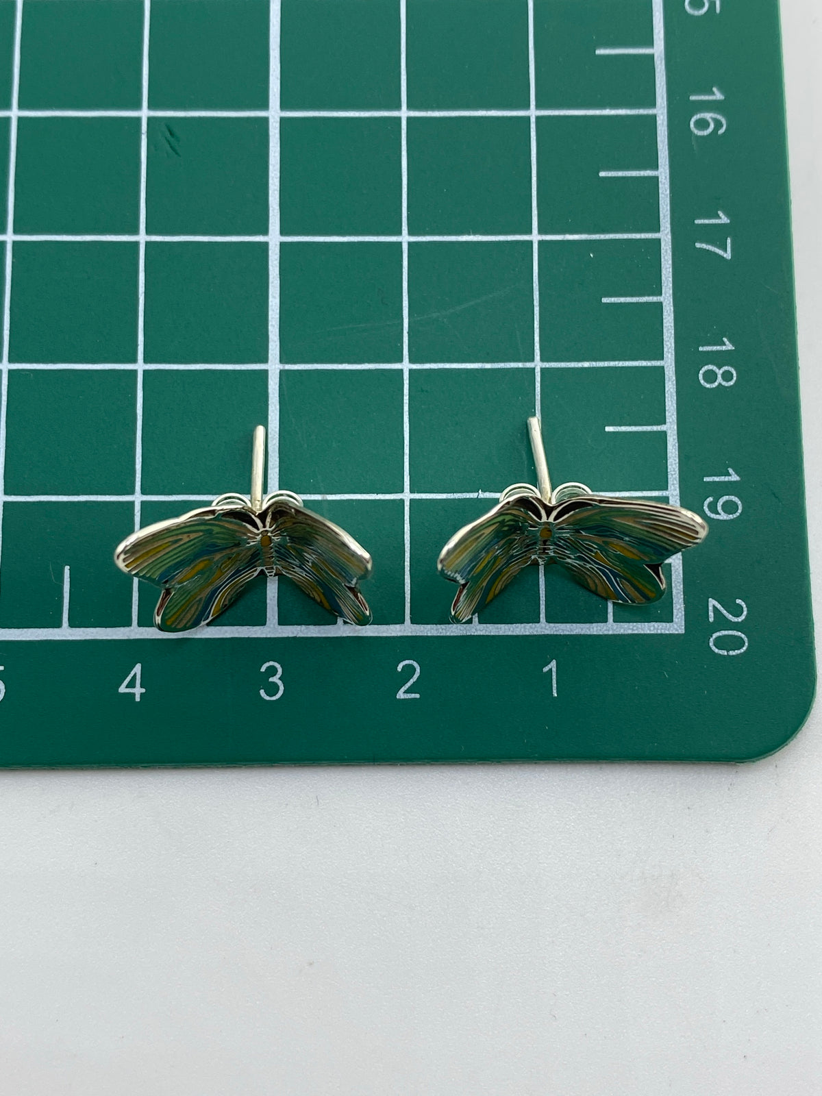 Aretes de mariposa en broches de presión, listos para usar