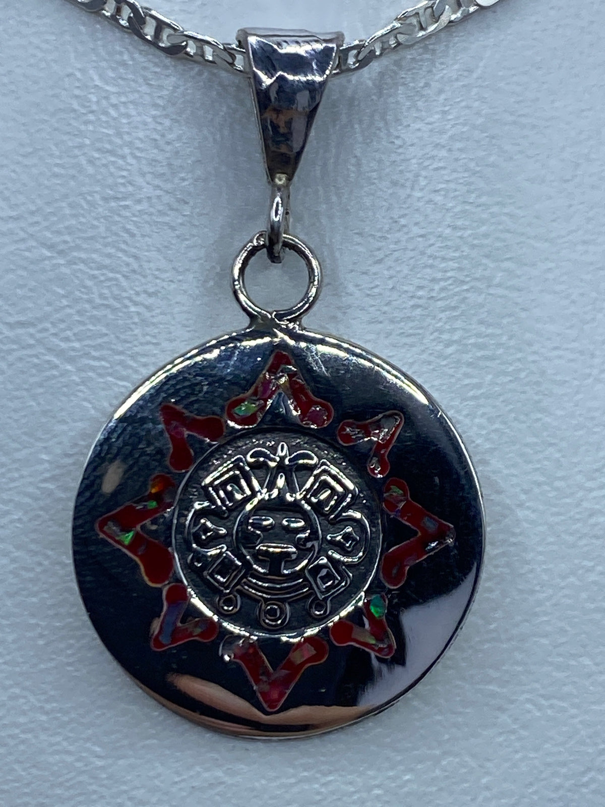 Dije de plata con Calendario Azteca e ópalo de fuego multicolor