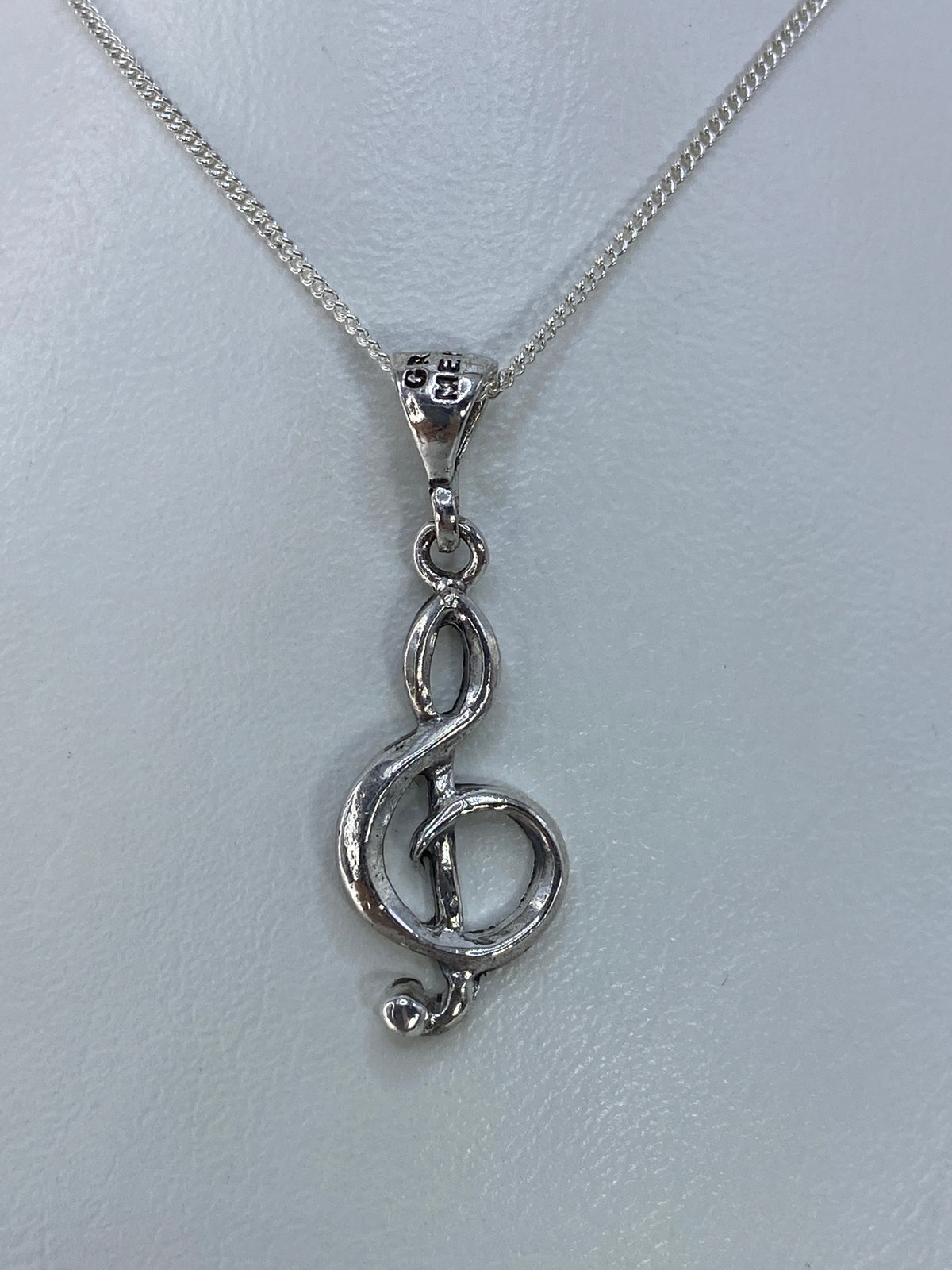 Dije clave de sol de plata 925 en cadena, detalle de frente