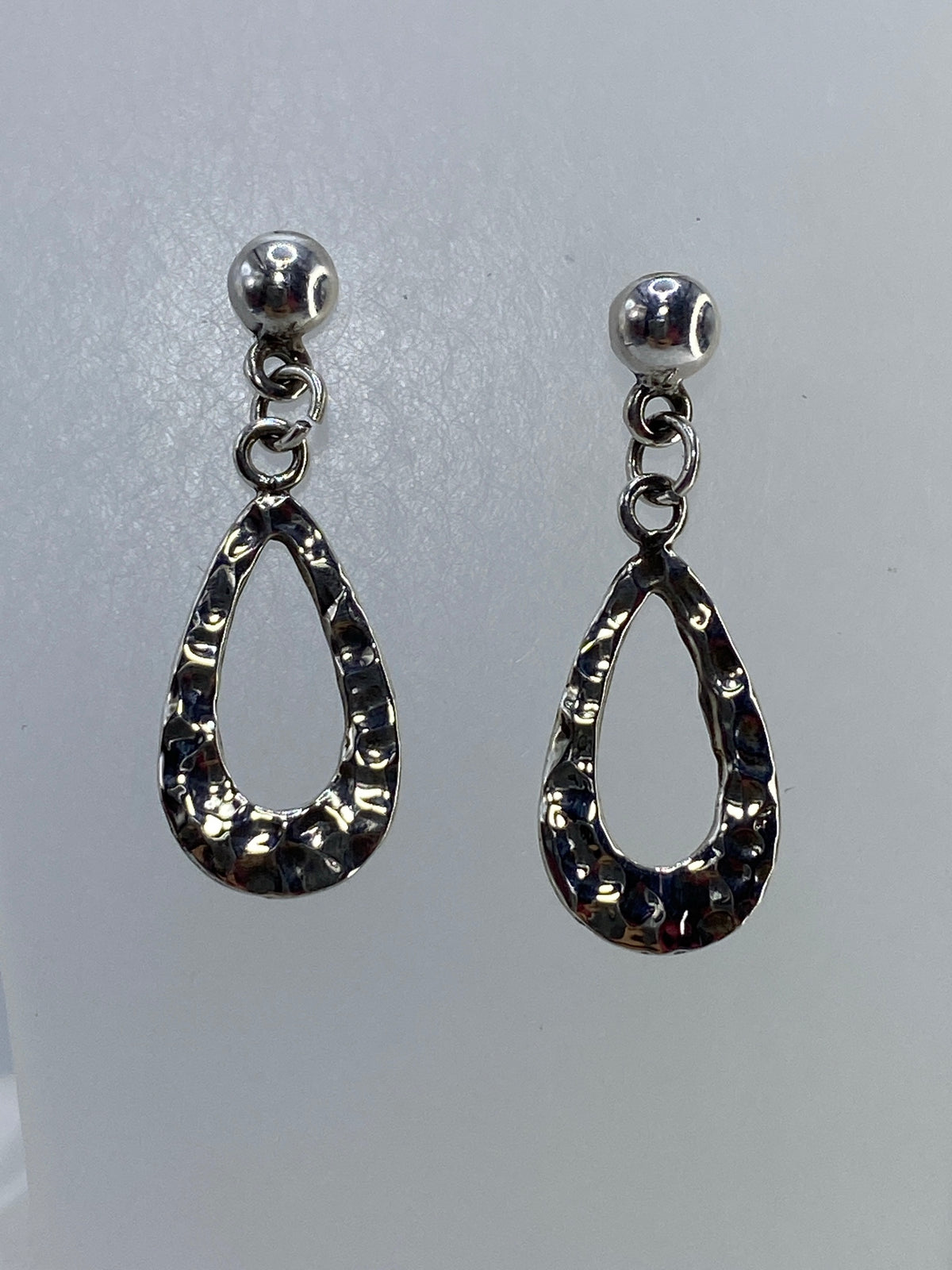 Par de aretes de plata calado con forma de gota en textura martillada