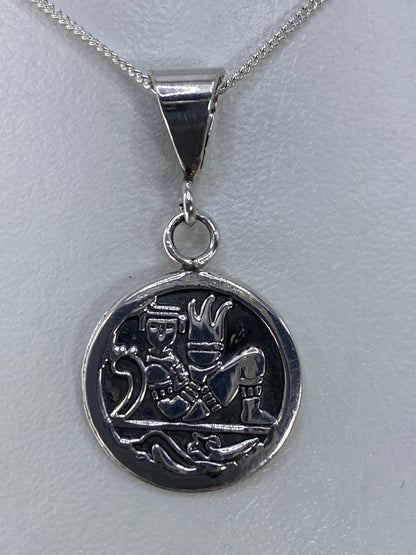Dije sobre escala métrica indicando tamaño de 3 cm × 1.5 cm