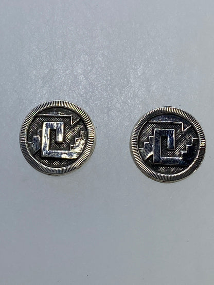 Par de aretes de plata cartoneado con motivo prehispánico geométrico, vista frontal