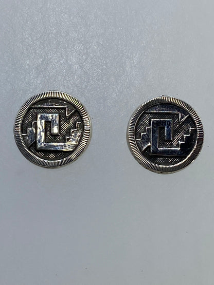 Aretes sobre fondo blanco con Quinto 925 visible