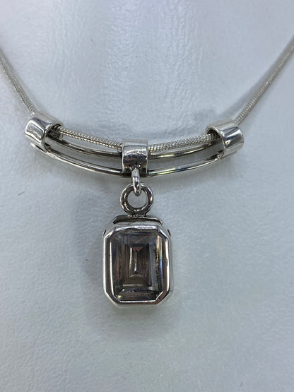 Detalle del engaste de plata alrededor de la circonia blanca