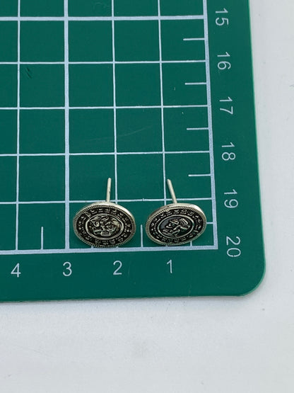 Reverso de los aretes mostrando el acabado en plata 950